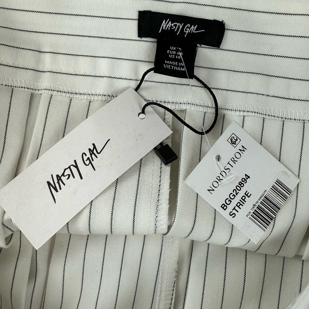 Nasty Gal Pleated Pinstripe Mini Skirt Women US 14 White NWT - Picture 3 of 8